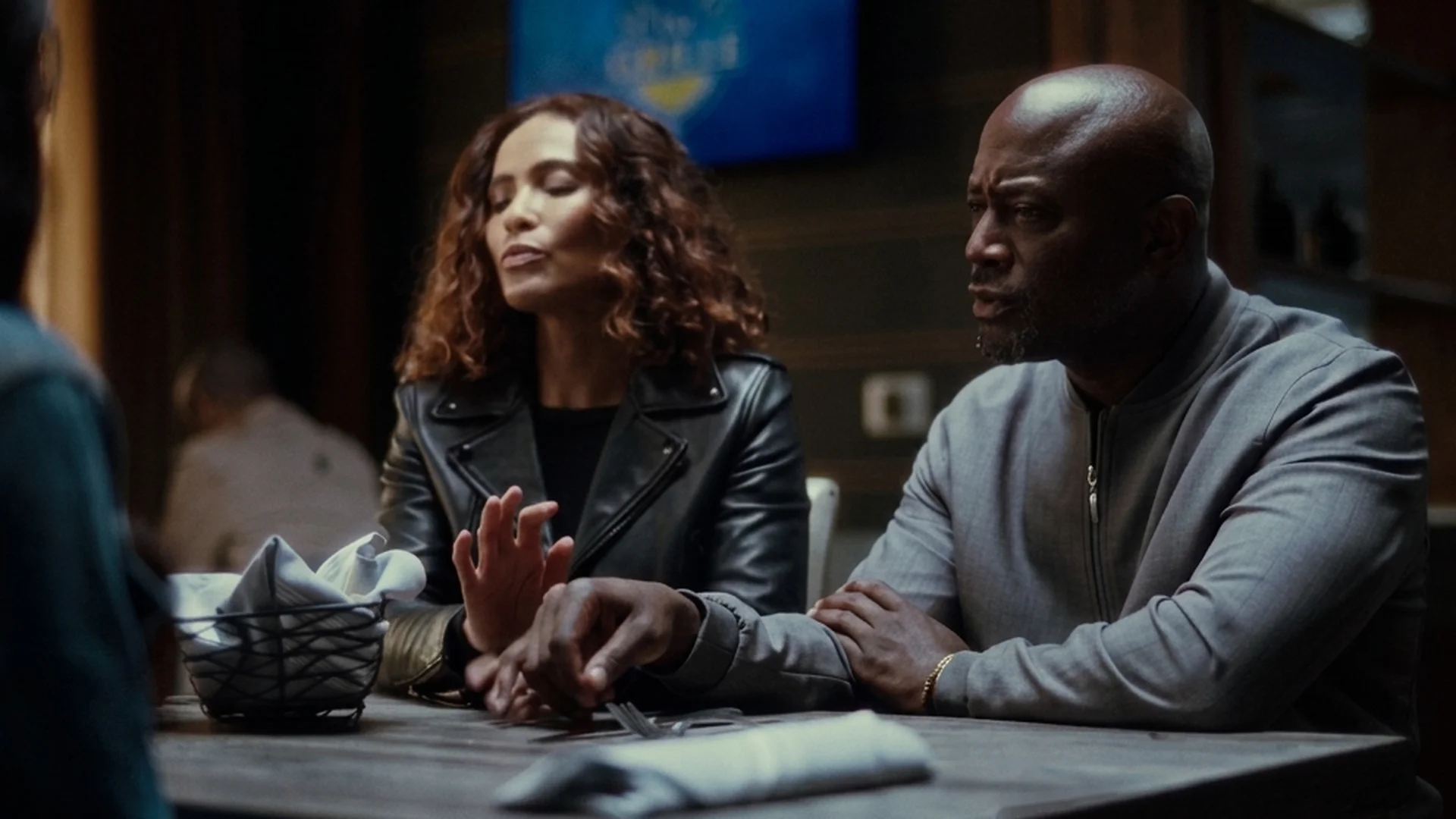 Taye Diggs as Darius and Lesley-Ann Brandt as Kelly at a table in His, Hers & Ours