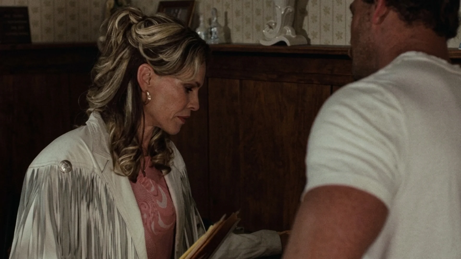 Hilary Swank as Sharon Stevens and Alan Ritchson as Ed Schmitt in Ordinary Angels