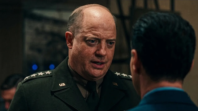 General Eisenhower (Brendan Fraser) in his four-star uniform